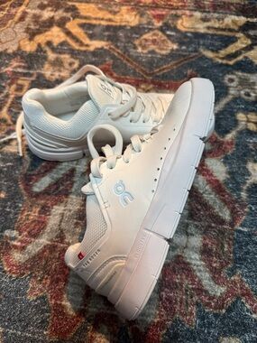 On Running Cloud The Roger Advantage Sneakers 
Women White Leather Low Top Shoes